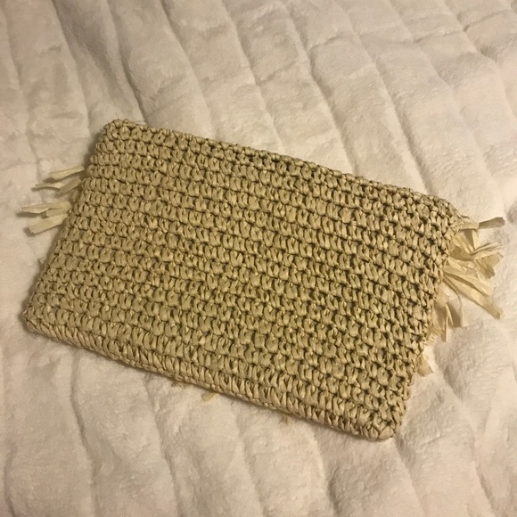 NWT MARLENE CROCHET DAISY CLUTCH - Picture 5 of 6